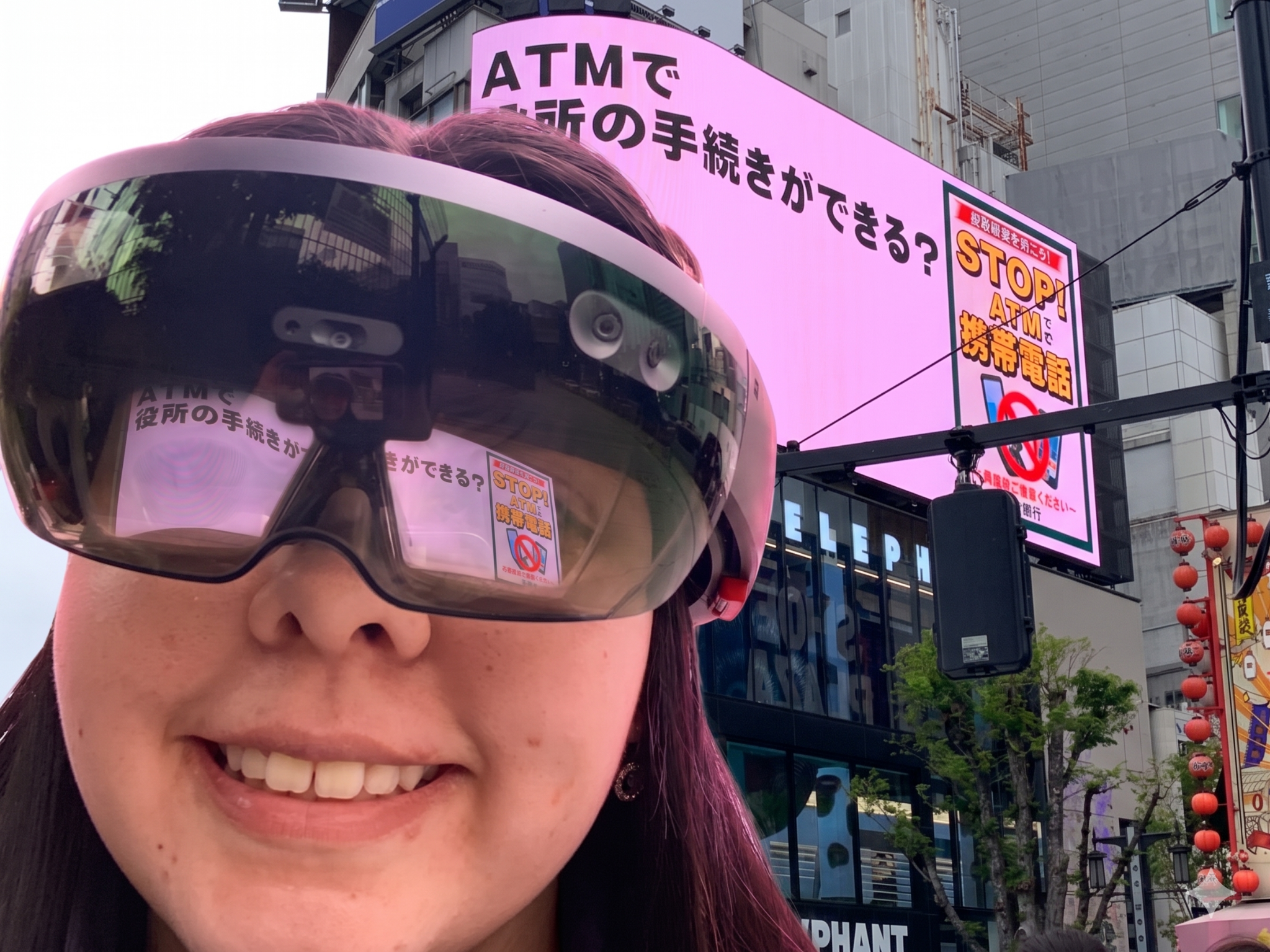 Observación XR en Tokio frente a pantalla urbana